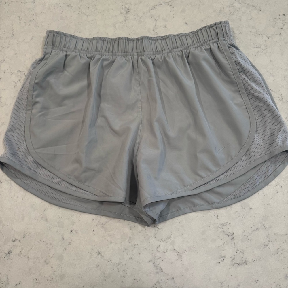 NIKE Tempo Light Gray Women's Medium Running Shorts Athletic Workout Neutral